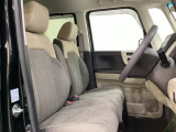 座面も厚みがあり背もたれも高く、広い足元にゆったり座れるシートです。運転席と助手席の間が空いている為、助手席側への移動がスムーズです。交通量の多い道でも助手席側から乗り降りができます。
