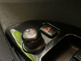 【電動格納ミラー】サイドミラーは電動格納式となっており、狭い駐車場でもキズがつくリスクを抑えられます。