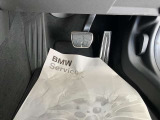 【ペダル】BMWはオルガン式アクセルペダルを採用しています。踏み込む足とペダルが同じ軌跡を描くため、かかとがずれにくく、アクセルコントロールがよりしやすくなるメリットがあります。
