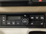 オートエアコンがついてますので、簡単操作で快適に過ごせます。リア熱線のスイッチの中にサイドミラーヒーターも入っています。パネル内のシートヒータースイッチは前席の左右別々に2段階で温度設定ができます。