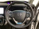 ハンドルにHondaセンシング系のクルーズコントロールやレーンキープアシストなどのスイッチと、オーディオの操作スイッチが装備されています。ハンドルから手を離さず安全に操作できます。