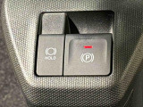指先だけで簡単に操作が可能な電動パーキングブレーキを採用。「HOLD」スイッチを押すと、渋滞や信号待ちなどでブレーキペダルから足を離しても、ブレーキを保持するので安心です