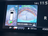 【アラウンドビューモニター】専用のカメラにより、上から見下ろしたような視点で360度クルマの周囲を確認することができます☆死角部分も確認しやすく、狭い場所での切り返しや駐車もスムーズに行えます。