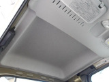 オーバーヘッドシェルフがついており収納にも困りません!ゆったりした室内空間は仕事にもレジャーにも快適です!