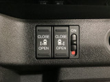 リアドアは乗り降りに便利な両側電動スライドドアです。また運転席に座っていながらスイッチ操作で自在にスライドドアを開け閉めできます。