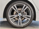 BMWの純正アロイホイールは軽量かつ強度にも優れているホイールで走行性能を引き上げる設計になっております。足元にもBMWは妥協がなくこだわっている個所になります。