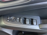電動格納式ドアミラーのスイッチは運転席ドアにあります。