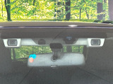 【アイサイトVer3】前方の車両等を検知し、衝突しそうな時は警報で注意を促し、ブレーキを踏む力をサポート。ブレーキを踏めなかった場合は衝突被害軽減ブレーキが作動、衝突回避をサポートします。