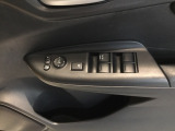 電動格納式リモコンドアミラーと、パワーウィンドウスイッチ等は運転席ドアにあります。