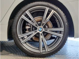 BMWの純正アロイホイールは軽量かつ強度にも優れているホイールで走行性能を引き上げる設計になっております。足元にもBMWは妥協がなくこだわっている個所になります。