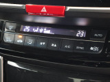 フルオートエアコンが装備されています!お好みの温度設定をするだけでエアコンの風量やモードの切り替えを自動でコントロールしてくれます!ユーザーの操作が少なく燃費走行にもつながります!