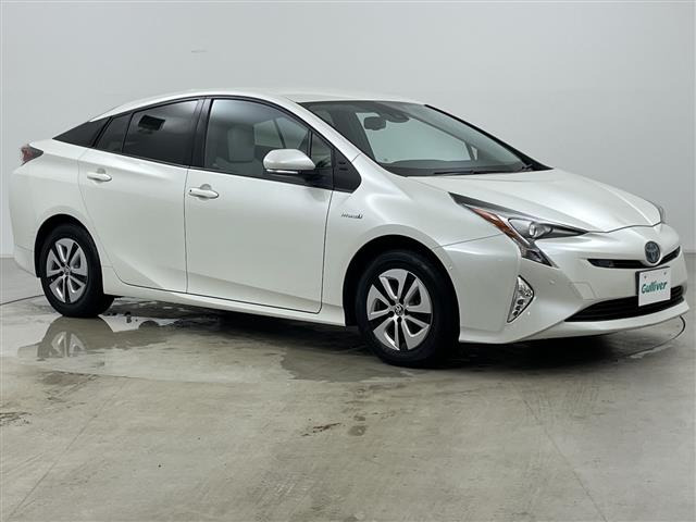 プリウス1.8 A プレミアム E-Four 4WD本革シート