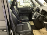 運転席は、大きな座面と包み込むような背もたれがドライバーの身体全体をしっかり支えます。上質なシート素材と座り心地のよいクッションを採用し、長時間の運転やコーナーの多い道も快適です。