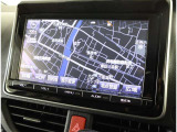 純正ナビを装備。タッチパネル式で使いやすく、お出かけもラクラクです。