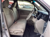 フロントシートはベンチシートです。ベンチシ―トは運転席と助手席の移動もスムーズ!狭い駐車場での乗り降りに便利です。
