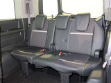3列目シートは跳ね上げ式で折りたたみ可能です。キャンプ用品など大きな荷物もばっちり収納可能です!
