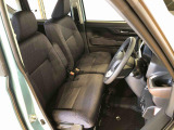 運転席の座面高さを調整できるシートリフターが付いています。フロントシートはベンチシートを採用で、座面も広く使い勝手もいいですよ♪