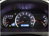 とっても見やすいメーターです。夜間時はラグジュアリーな気分にさせてくれる照明が魅力ですので、夜のドライブも楽しみになりますよ♪