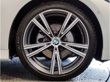 BMWの純正アロイホイールは軽量かつ強度にも優れているホイールで走行性能を引き上げる設計になっております。足元にもBMWは妥協がなくこだわっている個所になります。