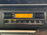 【オートエアコン】一度お好みの温度に設定すれば、車内の温度を検知し風量や温度を自動で調整。暑い&hellip;寒い&hellip;と何度もスイッチ操作をする必要はありません。快適な車内空間には必須の機能ですね♪