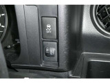 トラクションコントロールとは、すべりやすい路面での発進時や加速時にタイヤの空転を抑え、駆動力確保に貢献する機能です。詳細は販売店スタッフまでおたずねください。
