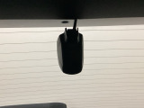 後方にもドライブレコーダーのカメラが付いています。前後両方でお車の周りを監視・記録いたします。