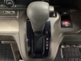 CVT車のセレクトレバーです。低速から高速まで、変速ショックのないスムーズな走りと、エンジン効率のよい領域を維持して燃費にも貢献します。サイドブレーキはスイッチ操作の電子制御パーキングブレーキです。