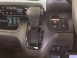 シフトはインパネシフト、パーキングブレーキは電子制御となっています。