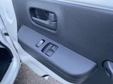 運転席・助手席用パワーウィンドゥスイッチが付いています。集中ドアロックになってます。