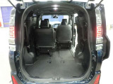 3列目を跳ね上げると広々とした荷室になります!!大きなものもバッチリ入りますよ!!