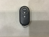 スマートキーを装備しています。鍵を差し込むことなくドアロックの開け閉めと、スタートボタン操作でのエンジンスタートができます。