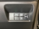 ハンドルの右側にはヘットライトリベライザーとHondaセンシング用のVSA解除スイッチなどがついています。ヘッドライトリベライザーは道路状況や積荷の加重に応じてライトの高さを調節できます。