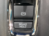 セレクトレバーの下に電子制御パーキングブレーキがあります。スイッチひとつで、停車した地点の傾斜などをシステムが検知・判断してブレーキ力を自動的に最適制御し、しっかり停車できるパーキングシステムです。