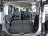 後部座席を倒すと広々とした荷室に早代わり!!大きなものもバッチリ入りますよ!!