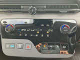 直線的で使いやすい、先進的なデザインのタッチパネル式オートエアコンを採用★運転席、助手席で別々に温度設定ができるエアコン独立温度調整機能を搭載!お好みの温度で快適にドライブを楽しめます♪♪