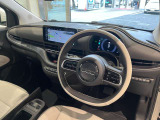 レザー調のステアリングホイール!・NUOVA500をオマージュした2本スポークのレザー調ステアリングホイール