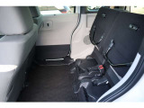 【チップアップシート 】座面を跳ね上げることで、後席足元に高さのある荷物を積むことができます!