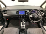 車内は光触媒抗菌消臭施工済です。インパネ周りはスタイリッシュなデザインで機能や装備も充実しています。グローブボックスやカップホルダーのほかにトレーなどたくさんの収納スペースが付いています。