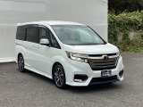 狭い駐車場でも、スライドドアならチャイルドシートへのお子さまの乗降や荷物の積載もスムーズ。とても便利な【両側電動スライドドア】ドアハンドを少し引くだけでリアドアが自動開閉します。