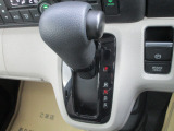 シンプルなデザインのシフトレバーなので簡単に操作することが出来ますね!