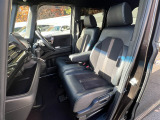 足元もゆったりで長時間の運転も疲れにくいフロントシートです。