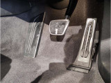 【ペダル】BMWはオルガン式アクセルペダルを採用しています。踏み込む足とペダルが同じ軌跡を描くため、かかとがずれにくく、アクセルコントロールがよりしやすくなるメリットがあります。