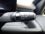オートライト機能が装備されており暗い場所に入ると車両が検知しライトのON・OFFを自動的に切り替えてくれますので非常に便利な装備です♪