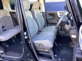 フロントシートです!!ベンチシートなので座席の移動もスムーズに出来ます!!足元も広く運転も楽ですよ!!