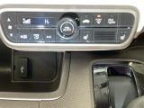 オートエアコンがついてますので、簡単操作で快適に過ごせます。リア熱線のスイッチの中にサイドミラーヒーターも入っています。パネル内のシートヒータースイッチは前席の左右別々に2段階で温度設定ができます。