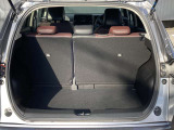後部座席に座れる状態でも荷室はこれだけの広さがあるのでお出かけやお買い物にも重宝します。ついつい買い物しすぎても安心ですね♪