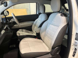 独特なこの椅子!まさしくFIATモノグラムエコレザーシートであります。おしゃれで車体の色と同じくホワイト。高級感も感じられる二刀流な椅子です!