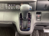 シフトはインパネシフト、パーキングブレーキは電子制御となっています。