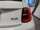 後続車からの視認性を高めるLEDテールライト そしてライトブルーのアウトライン0をeに変えて先進的なイメージを強調したロゴマーク