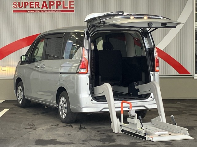 セレナ2.0 X チェアキャブ リフタータイプ 4WD